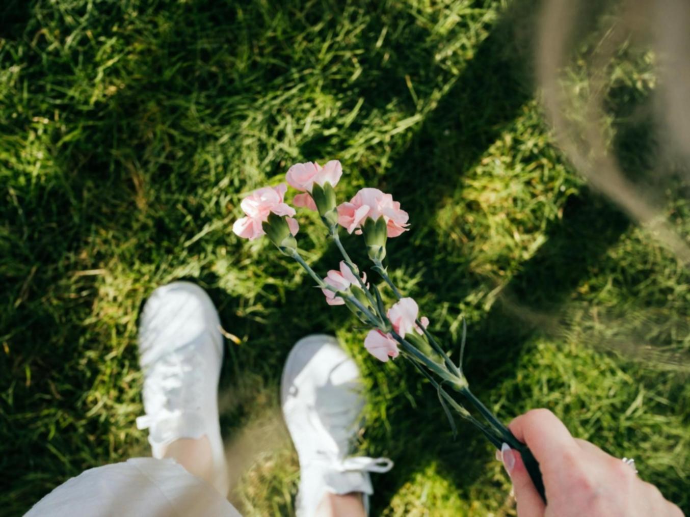 Modern çiçekçilik tekniklerinin uygulandığı profesyonel çiçek düzenlemesi